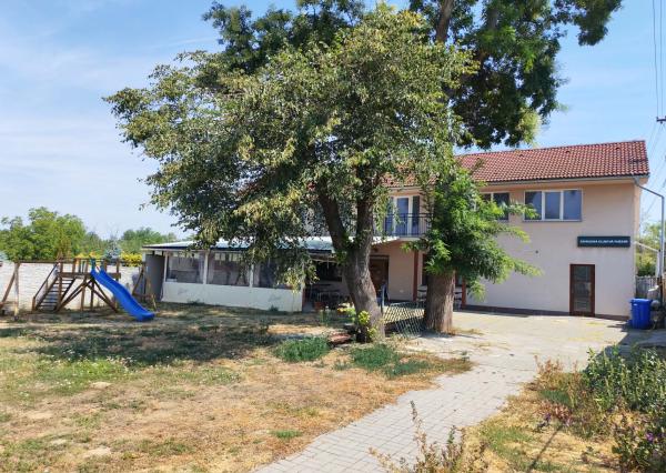 NA PREDAJ – PODNIKATEĽSKÝ OBJEKT + 2 BYTY V CENTRE OBCE DULOVCE