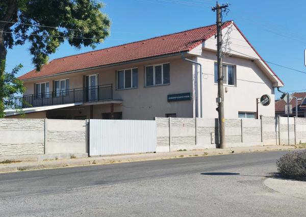 NA PREDAJ – PODNIKATEĽSKÝ OBJEKT + 2 BYTY V CENTRE OBCE DULOVCE