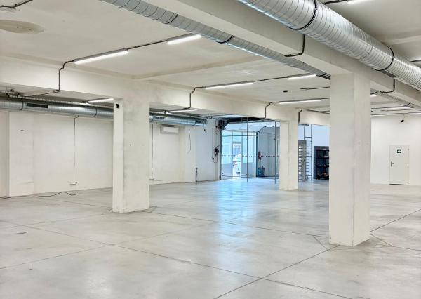 Na prenájom výrobno-skladový priestor  v Bratislave. - 930m2 - BRATISLAVA III. - Kramáre