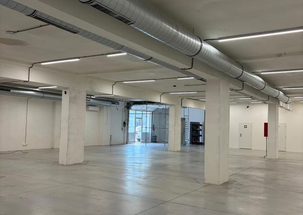 Na prenájom výrobno-skladový priestor  v Bratislave. - 930m2 - BRATISLAVA III. - Kramáre