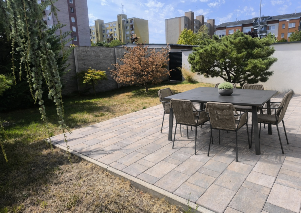 Na predaj výnimočný 3-izbový byt s 94 m² predzáhradkou, parkovaním a možnosťou dvoch garáží v Dunajskej Strede