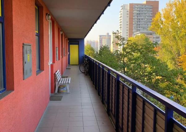 Na PRENÁJOM slnečný 1 izbový byt (44 m2) s veľkým  balkónom, Bratislava Petržalka