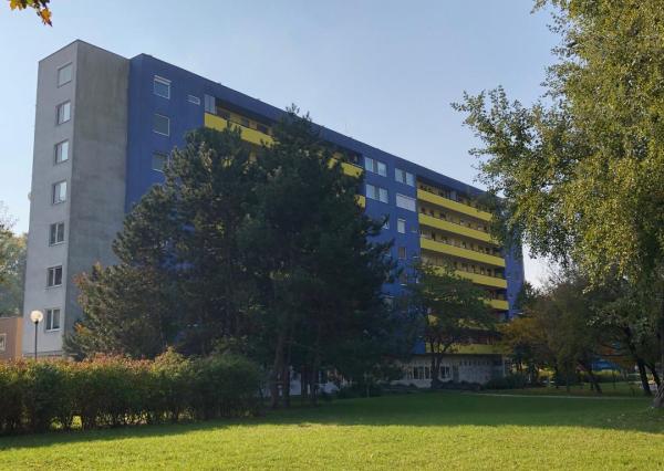 Na PRENÁJOM slnečný 1 izbový byt (44 m2) s veľkým  balkónom, Bratislava Petržalka