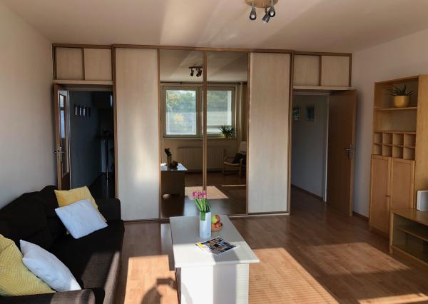 Na PRENÁJOM slnečný 1 izbový byt (44 m2) s veľkým  balkónom, Bratislava Petržalka