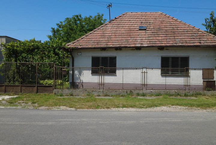 NA PREDAJ: Slnečný pozemok 918 m² v Kráľovej pri Senci so starším rodinným domom