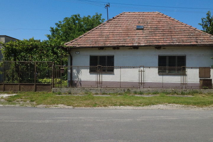 NA PREDAJ: Starší rodinný dom na pozemku 918 m² v Kráľovej pri Senci