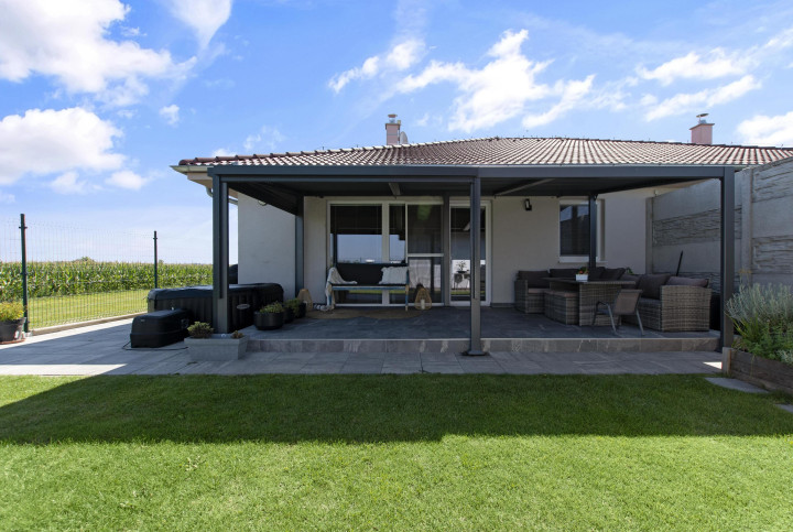 Hrubá Borša, okr. Senec – NA PREDAJ NOVOSTAVBA - výborne dispozične riešený 4 izbový rodinný dom s úžasnou rodinnou atmosférou, upravenou záhradou, terasou a parkovacím státím vo dvore.