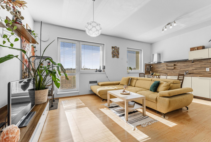 Na predaj slnečný 2-izbový byt s vlastným parkovacím miestom v obci Šelpice