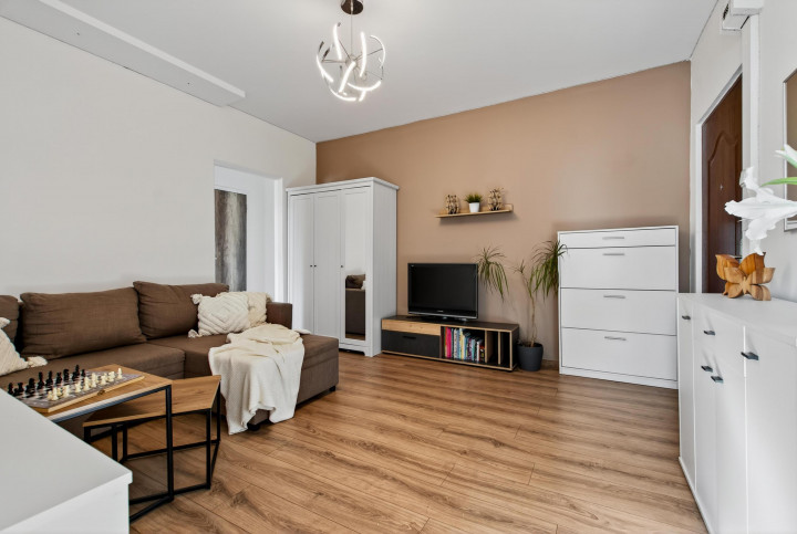 Senec - NA PREDAJ čiastočne prerobený 1,5 izbový byt, hneď pri pešej zóne v centre mesta.