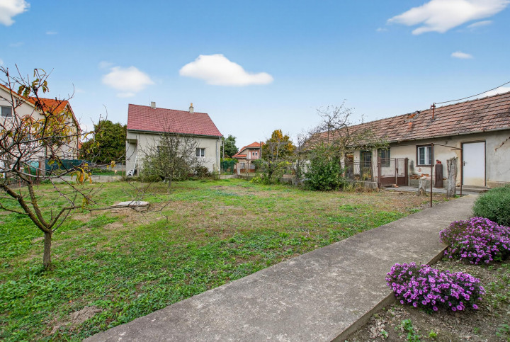 Na predaj - Rodinný dom v centre obce Tomášov s veľkým pozemkom