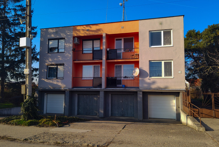 Kráľová pri Senci, okr. Senec – NA PREDAJ čiastočne zrekonštruovaný 2 izbový byt s vlastným kúrením a garážou.