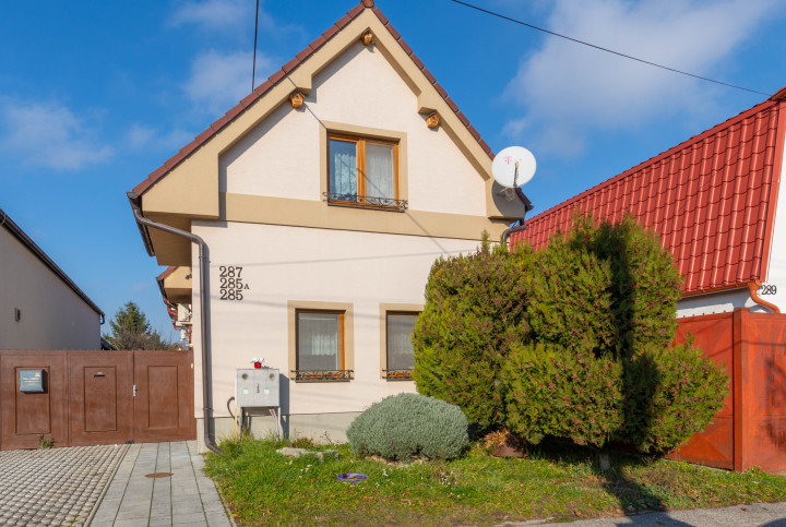 Priestranný 3-izbový tehlový rodinný dom vo Vajnoroch