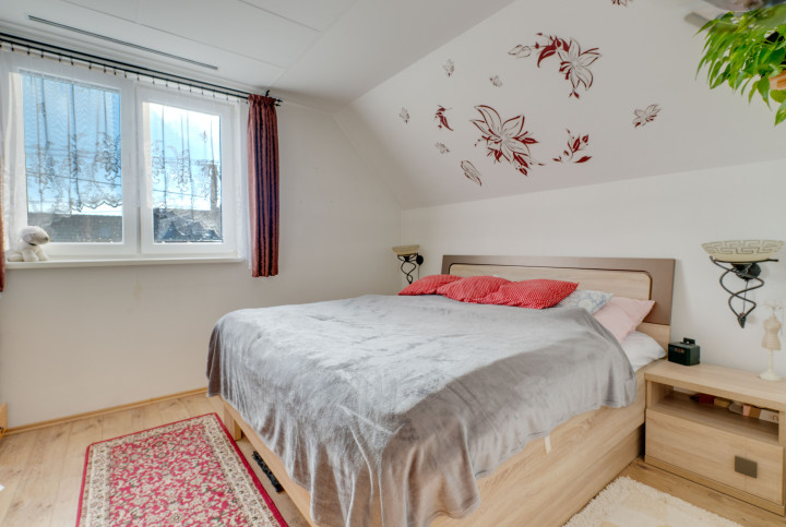 Priestranný 3-izbový tehlový rodinný dom vo Vajnoroch