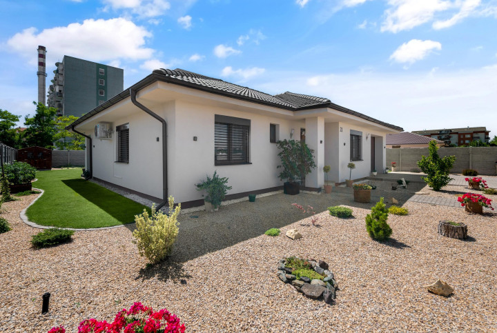 NA PREDAJ unikátny, samostatný 4-iz Rodinný dom priamo v DS