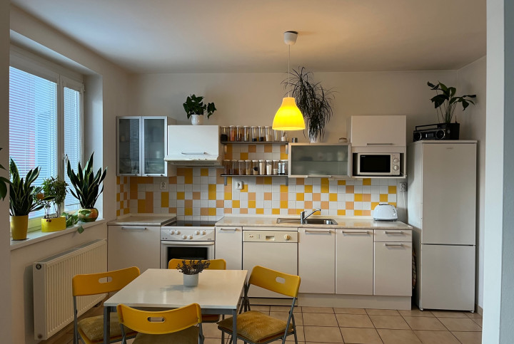 Na PRENÁJOM priestranný 2 izbový byt s veľkou loggiou a parkovaním, 74 m², Tomášikova Bratislava Ružinov