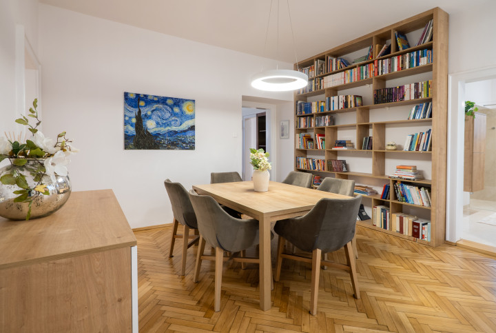 Na PREDAJ komfortné bývanie v centre BA: veľký 4 izbový byt s vysokými stropmi a krbom, orientovaný do tichého vnútrobloku s vlastným parkovaním