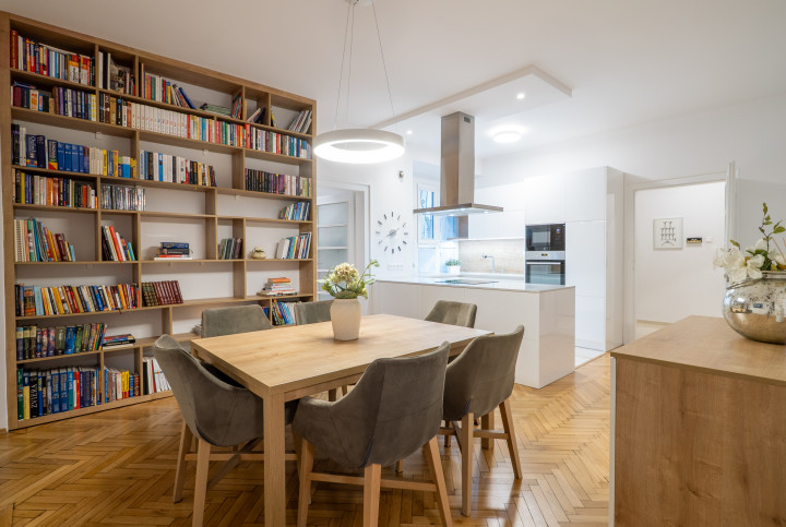 NA PREDAJ komfortné bývanie v centre BA: veľký 4 izbový byt s vysokými stropmi a krbom, orientovaný do tichého vnútrobloku s vlastným parkovaním