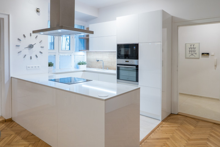 Na PREDAJ komfortné bývanie v centre BA: veľký 4 izbový byt s vysokými stropmi a krbom, orientovaný do tichého vnútrobloku s vlastným parkovaním