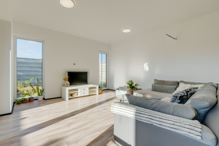 Praktický 3-izbový byt na predaj – Veľký Grob, 89 m², terasa, pozemok, parkovanie