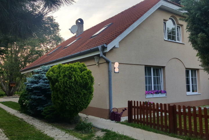 Tomášov, okr. Senec - NA PREDAJ samostatne stojací, tehlový, dvojpodlažný rodinný dom s priestranným pozemkom, ideálnym na ďalšiu výstavbu.