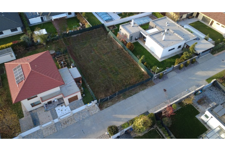 Stavebný pozemok 560 m² | všetky siete | hotová ulica – Ivanka pri Dunaji, Farná