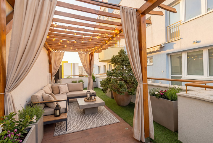 SENEC - NA PREDAJ nadštandardný 4-izbový mezanín v srdci mesta (na pešej zóne)