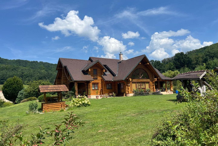 Luxusný nízkoenergetický zrub Podzámčok pri Zvolene – súkromie, príroda a pozemok 11 000 m²