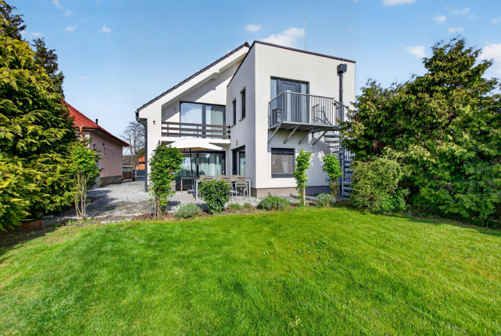 NA PREDAJ! 8 izbový dvojgeneračný poschodový rodinný dom v Tomášove