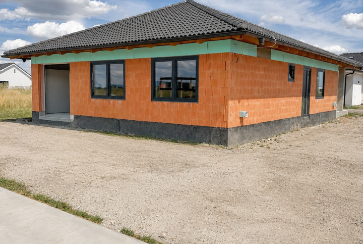 Na predaj nadštandardný moderný 4-izbový rodinný dom s garážou a tepelným čerpadlom, Hrubá Borša